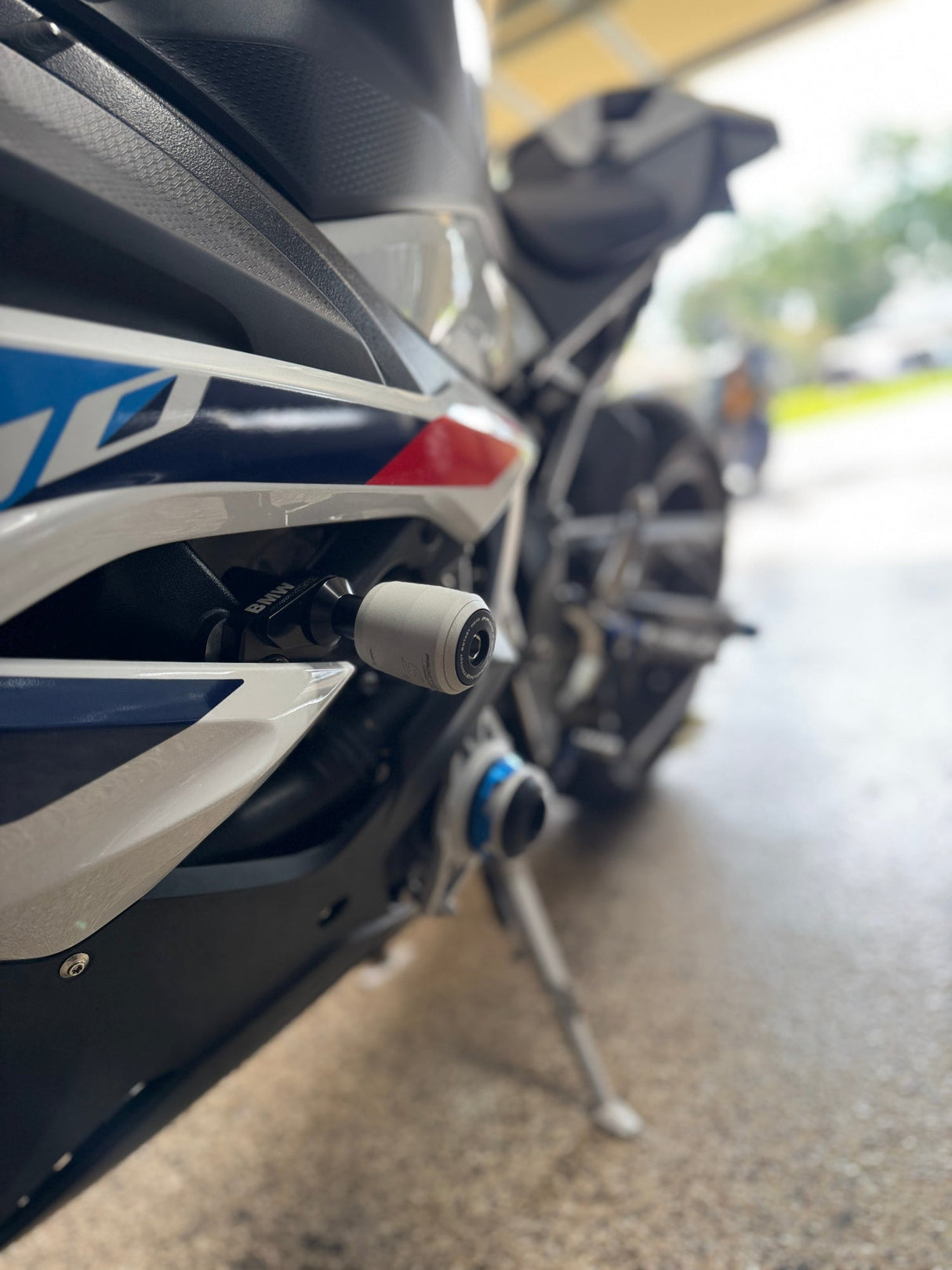 BMW_S1000RR_2023-on_Frame_Slider_S_White_Black_02