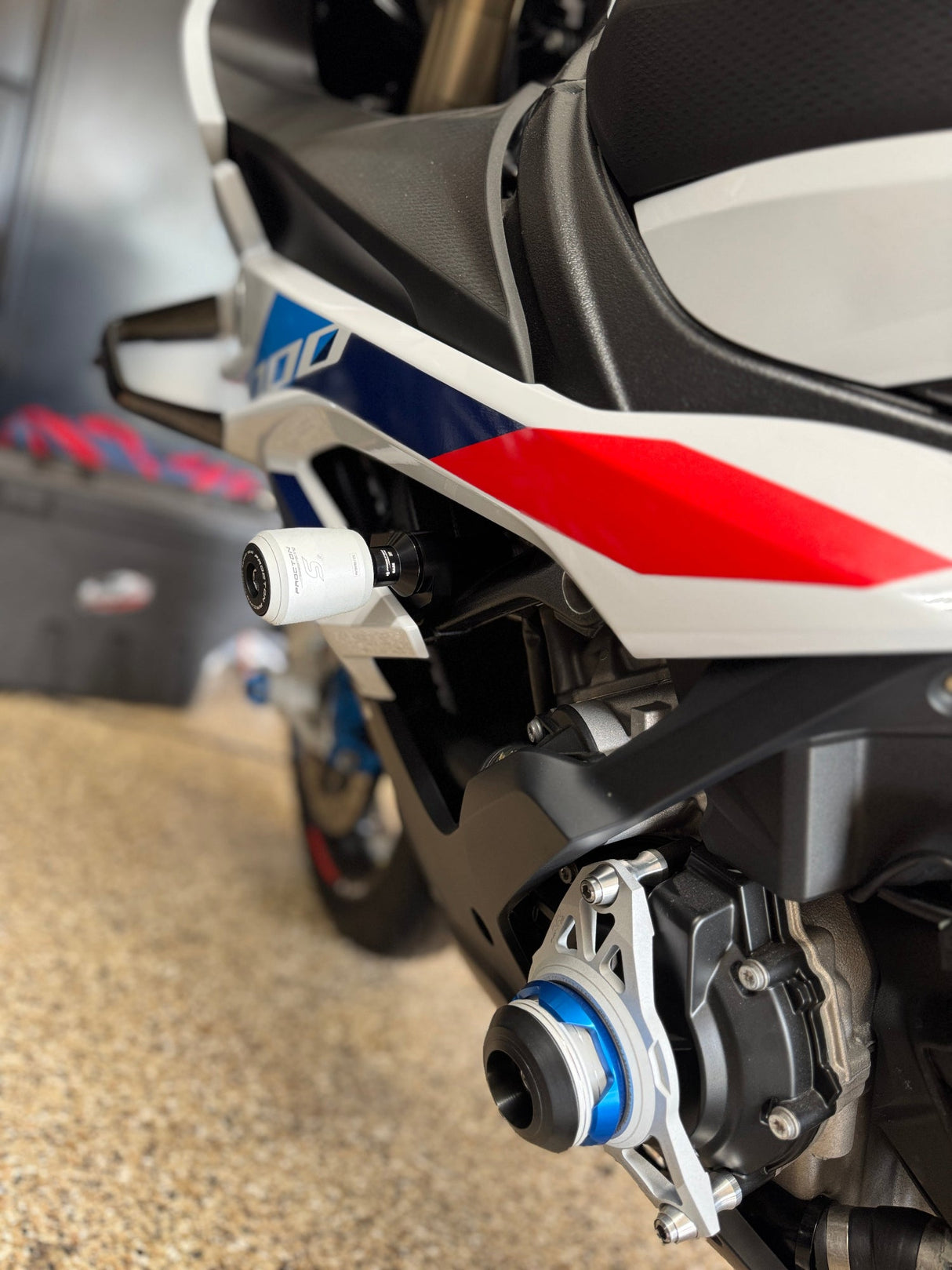 BMW_S1000RR_2023-on_Frame_Slider_S_White_Black_01